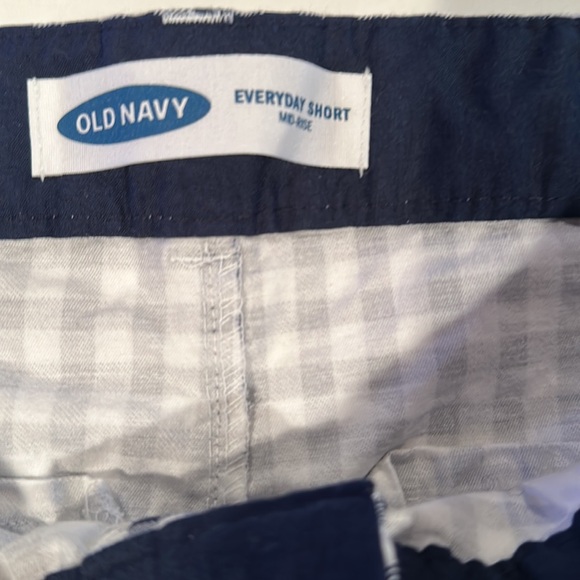 Old Navy Women’s Mid Rise Everyday Short, 5” inseam, Navy & White check Size 6 - Picture 3 of 10